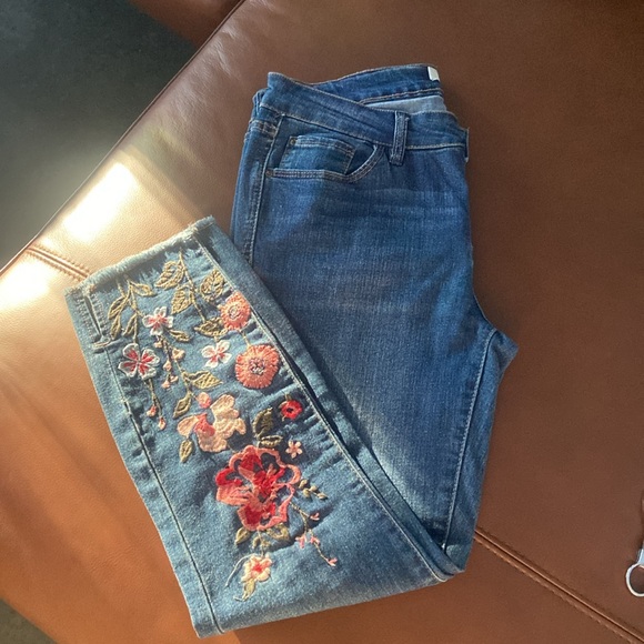 🌸 Flower Embroidered Jean Capris - Picture 8 of 8